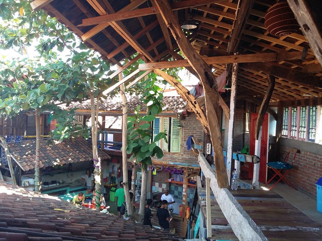 Gili La Boheme Sister Hostel กีลีตราวางัน ภายนอก รูปภาพ