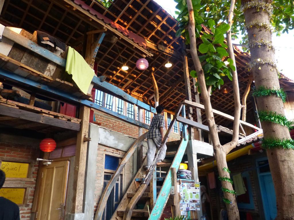 Gili La Boheme Sister Hostel กีลีตราวางัน ภายนอก รูปภาพ