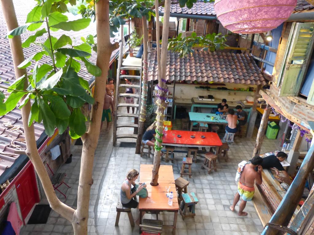 Gili La Boheme Sister Hostel กีลีตราวางัน ภายนอก รูปภาพ