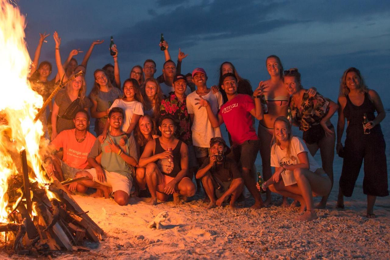 Gili La Boheme Sister Hostel กีลีตราวางัน ภายนอก รูปภาพ